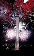 ワシントン記念塔越しに見る独立記念日の花火